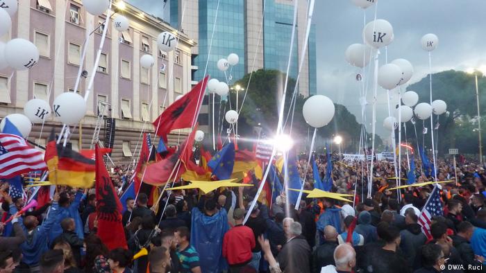 Albanien, Tirana: Ausschreitungen bei Anti-Regierungsprotesten (DW/A. Ruci)