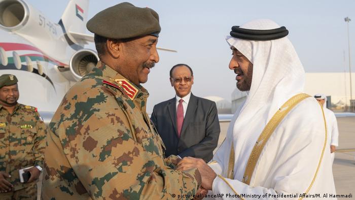 General Abdel Fattah Al Burhan shakes hands with the Crown Prince of Abu Dhabi (picture-alliance/AP Photo/Ministry of Presidential Affairs/M. Al Hammadi)