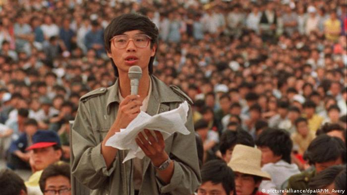 El líder estudiantil Wang Dan protesta en la Plaza de Tiananmen, el 27.05.1989, días antes de la masacre.