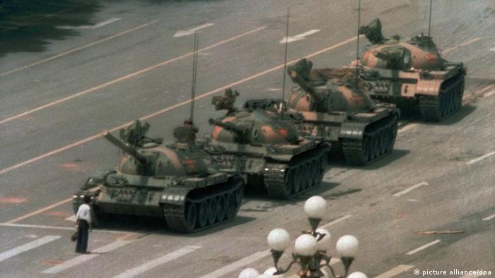 Un hombre se enfrenta a los tanques el día de la masacre de Tiananmen, en Pekín.