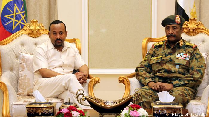 Ãthiopien Sudan Premierminister Abiy Ahmed und General Abdel Fattah Al-Burhan Abdelrahman (Reuters/M. N. Abdallah)