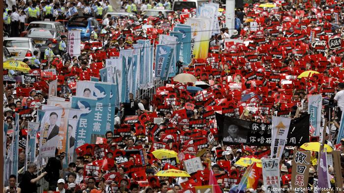 Hong Kong - Demonstration gegen das Zulassen der Auslieferungen nach China (picture-alliance/AP PHoto/V. Yu)