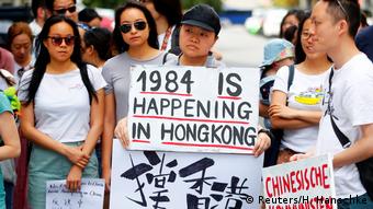 1984, el famoso libro de George Orwell, esta sucediendo en Hong Kong, aseguraba una manifestante, este fin de semana, desde Berlín. (Reuters/H. Hanschke)
