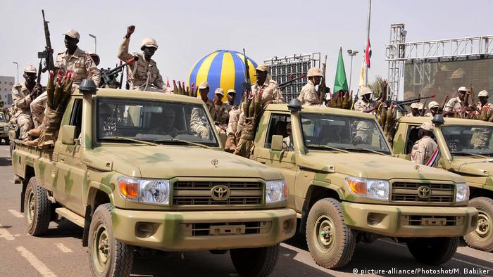 Sudanese soldiers on top of military vans. (picture-alliance/Photoshot/M. Babiker)