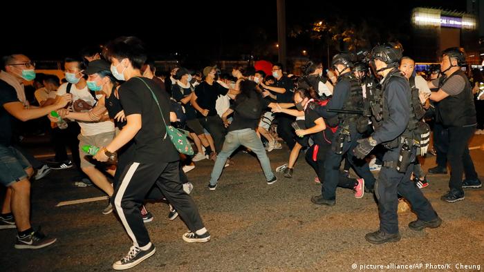 香港凌晨动荡: 反修例群众与警察爆发冲突