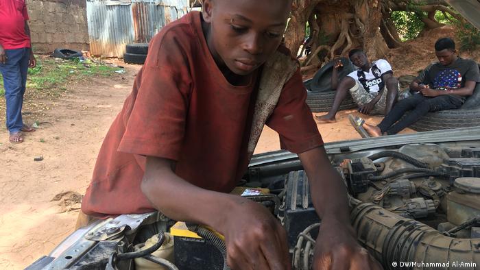 A young boy working on an engine (DW/Muhammad Al-Amin)