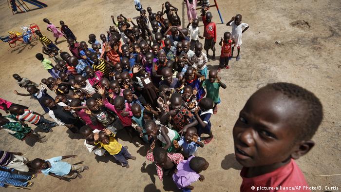 South Sudanese refugee children in Uganda (picture-alliance/AP Photo/B. Curtis)