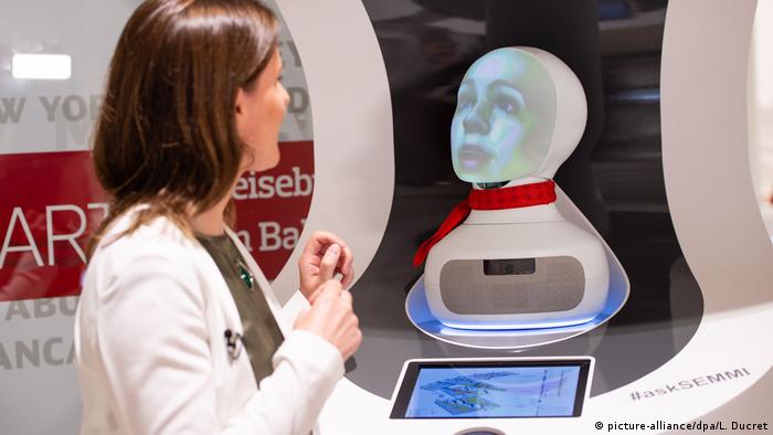 Интеллектуальная машина Semmi дает справки на вокзале в Берлине