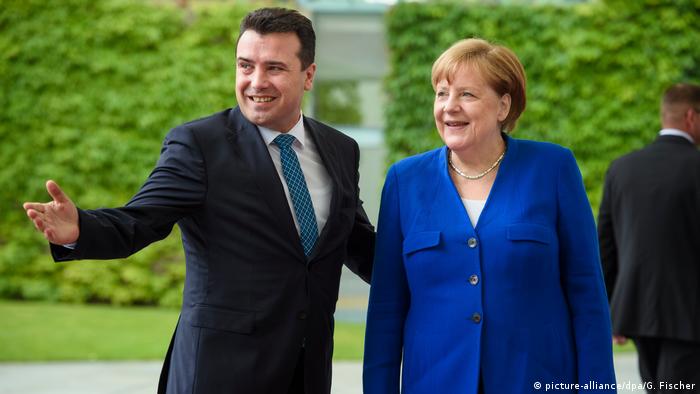 Deutschland Angela Merkel und Zoran Zaev in Berlin (picture-alliance/dpa/G. Fischer)