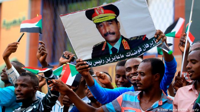 Army supporters hold up a poster of General Abdel Fattah Burhan (Getty Images/AFP/A. Shazly)