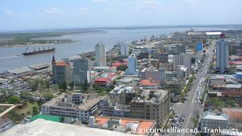 Mosambik Hauptstadt Maputo mit Blick auf den Hafen (picture-alliance/L. Trankovits)