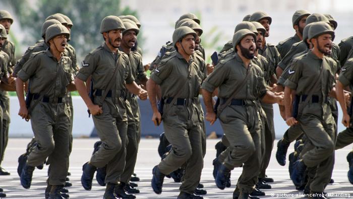 UAE troops march in a military parade in Abu Dhabi (picture-alliance/robertharding)