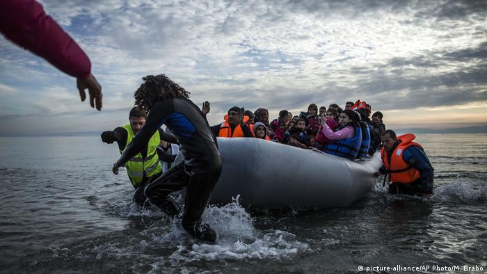 Griechenland Lesbos | Freiwillige helfen Flüchtlingen (picture-alliance/AP Photo/M. Brabo)