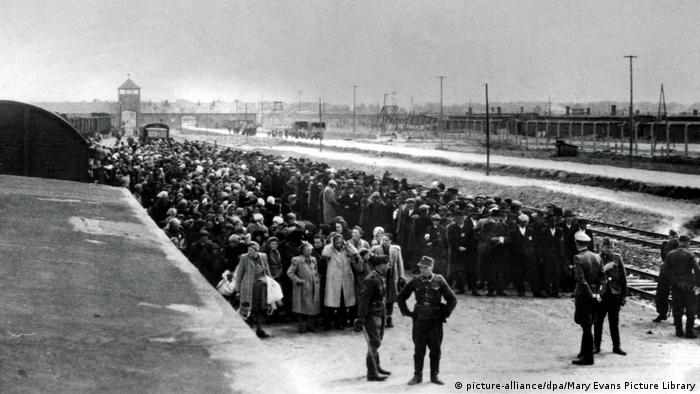 Judeus desembarcam de trem no campo de concentração de Auschwitz
