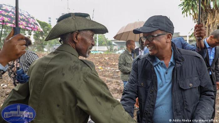 An army official shakes hands with Seare Mekonnen (Addis Abeba city mayor office)
