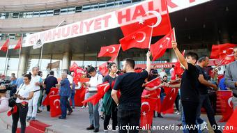 Kommunalwahlen in der Türkei | Unterstützer Ekrem Imamoglus (picture-alliance/dpa/AAM. A. Ozcan)