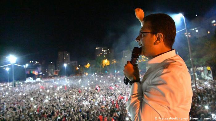 Ekrem Imamoglu celebrates with his supporters in Beylikduzu (Presseabteilung von Ekrem İmamoğlu)