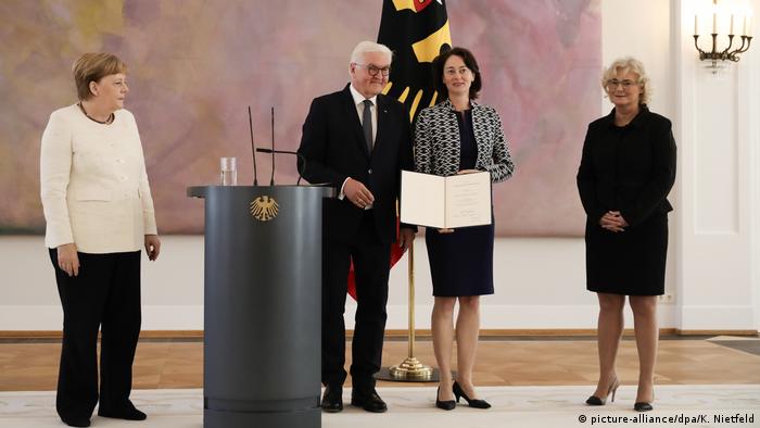 Bundespräsident Steinmeier überreicht Entlassungsurkunde (picture-alliance/dpa/K. Nietfeld)