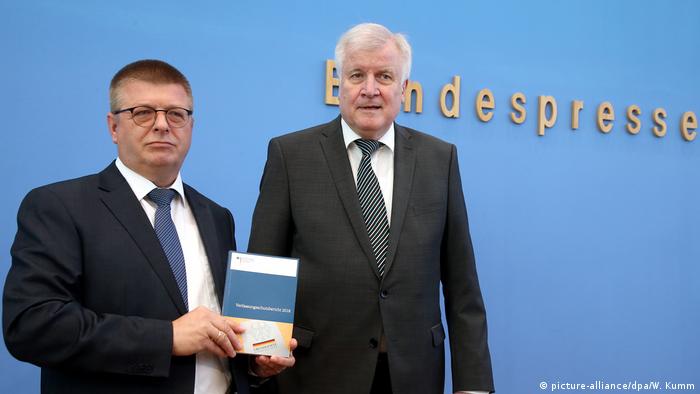 هورست زهوفر، وزیر کشور (راست) و توماس هالدن‌وانگ، رئیس سازمان امنیت داخلی آلمان، در حال معرفی گزارش سال ۲۰۱۸ 