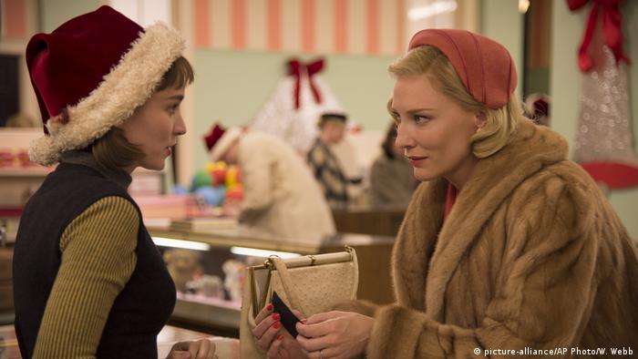 En Carol, Kate Blanchett y Rooney Mara interpretan a dos mujeres que se enamoraron en Nueva York a principios de la dÃ©cada de 1950,