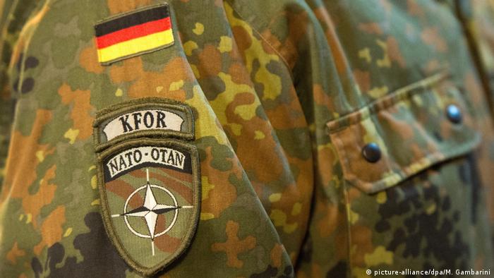 Deutschland KFOR Soldat im Kosovo (picture-alliance/dpa/M. Gambarini)