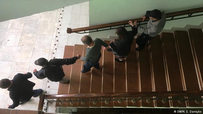 Задержанных ведут в наручниках в одном из судов в Минске
