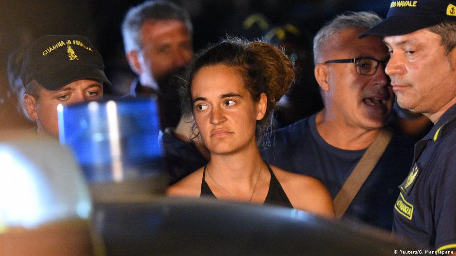 Italien Lampedusa Carola Rackete verlÃ¤sst in Polizieibegleitung die Sea-Watch 3