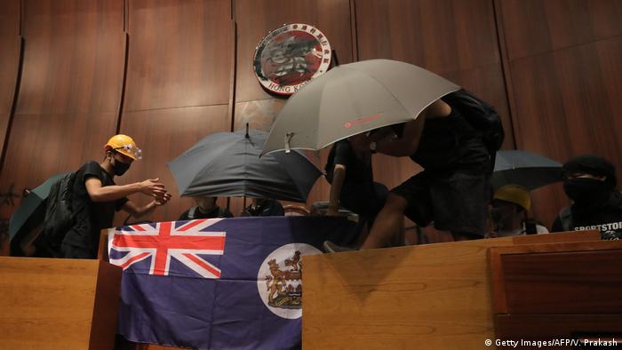 Pintadas, cristales rotos y la bandera de ocupación británica. (Getty Images/AFP/V. Prakash)