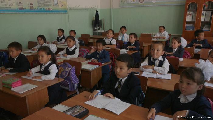 Урок в одном из начальных классов в школе в Казахстане