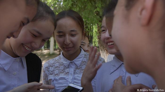 Students at the village school in Kainazar chat on their mobile phones (Photo: Grigory Kuzmishchev)