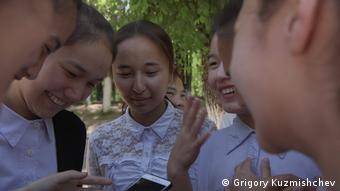 Ученицы одной из казахстанских школ пишут сообщения в чатах на латинице