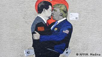 Italien Mailand Graffito von TvBoy zu Handelsstreit Trump Xi (AFP/M. Medina)