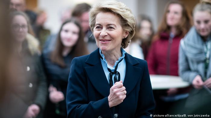  Ursula von der Leyen CDU Verteidigungsministerin Deutschland (picture-alliance/dpa/B. von Jutrczenka)