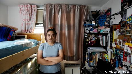 22-годишната студентка Залена Хо живее в стая от седем квадратни метра в апартамента на родителите си в Хонконг. Политически нещата много се влошиха. Повечето от нас сега рискуват всичко, за да запазят онова, което сме извоювали, казва тя. Самата Хо има и американски паспорт, и ако положениетго стане нетърпимо, смята да напусне. Но засега сме тук и се борим, добавя тя. 