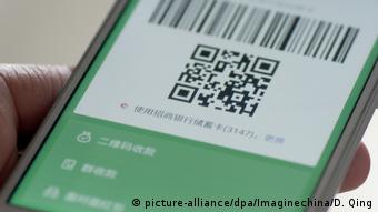 Smartphone App Payment (picture-alliance/dpa/Imaginechina/D. Qing)