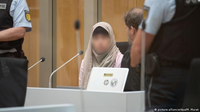 Defendant Sabine S. (face obscured) confers with her lawyer in court, archive photo from July 2019. (picture-alliance/dpa/M. Murat)