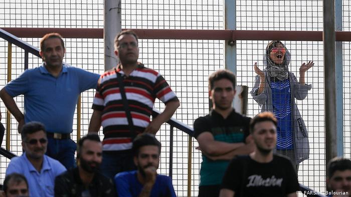 İran'da kadınlar stadyum dışında kalıyor.