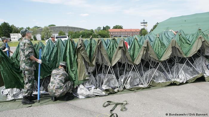 Chinese soldiers unfold a mobile hospital (Bundeswehr / Dirk Bannert)