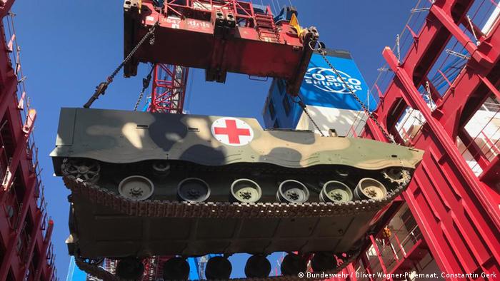 A Chinese armored medical evacuation vehicle arrives in Hamburg (Bundeswehr / Oliver Wagner-Pikemaat, Constantin Gerk)