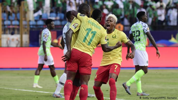 Cameroon football players on the field (Getty Images/AFP/J. Soriano)