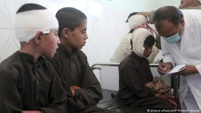 NiÃ±os heridos reciben tratamiento en un hospital despuÃ©s del ataque con coche bomba en la provincia de Ghazni, AfganistÃ¡n (07.07.2019)