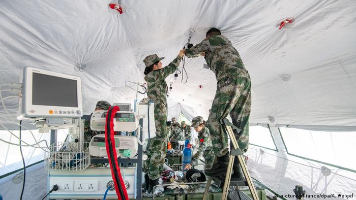 Chinese soldiers set up equipment in a mobile tent (picture-alliance/dpa/A. Weigel)
