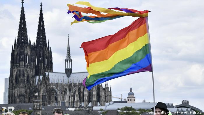 Bandeira de arco-íris com Catedral de Colônia coberta de neve ao fundo