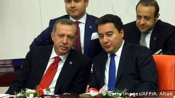 Άλλοτε αντιπρόεδρος της κυβέρνησης υπό τον Ερντογάν, ο Μπαμπατσάν προβάλλει ένα σύγχρονο, φιλελεύθερο προφίλ
