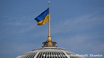Украинский флаг над зданием парламента