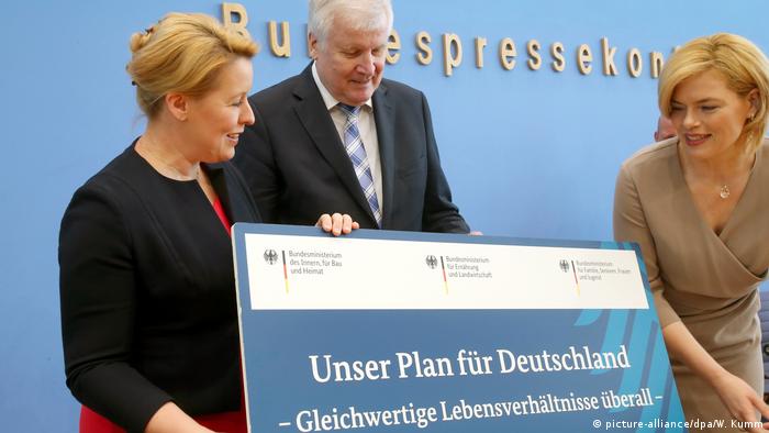 Министрите Гифай, Зеехофер и Кльокнер (отляво надясно) на представянето на програмата Нашият план за Германия