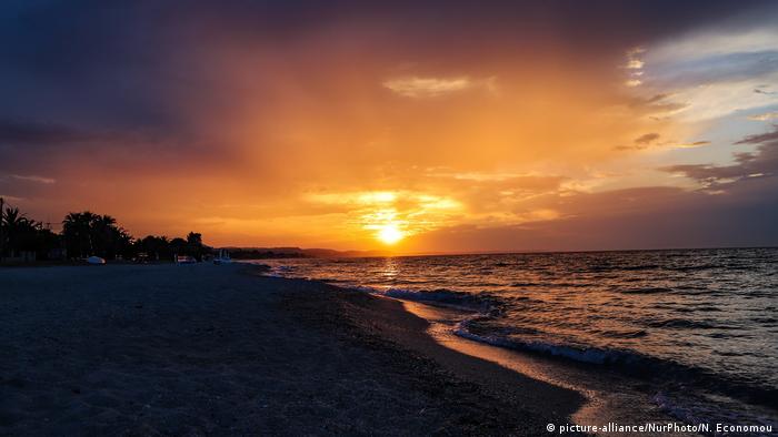 Griechenland Sonnenuntergang Pefkochori, Halkidiki (picture-alliance/NurPhoto/N. Economou)