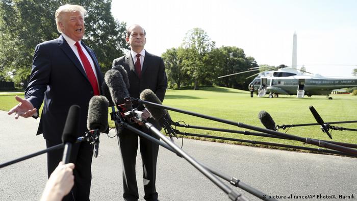 USA Washington Weißes Haus | Präsident Donald Trump & Alex Acosta, Arbeitsminister (picture-alliance/AP Photo/A. Harnik)