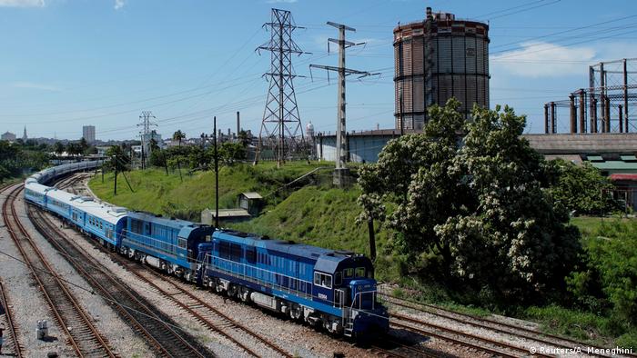 Jungfernfahrt: Kubas erster in China hergestellte neue Zug bei der Abfahrt vom Bahnhof La Coubre in Havanna am 13. Juli 2019 | Bildquelle: dw.com © REUTERS/Alexandre Meneghini | Bilder sind in der Regel urheberrechtlich geschützt