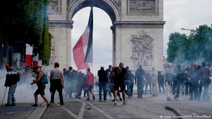 Полиция Парижа применила слезоточивый газ против демонстрантов